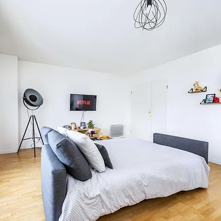 Cosy & Spacieux, Paris 10 Min + Parking Prive. Appartement