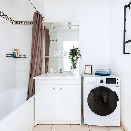 Cosy & Spacieux, Paris 10 Min + Parking Prive. Appartement *